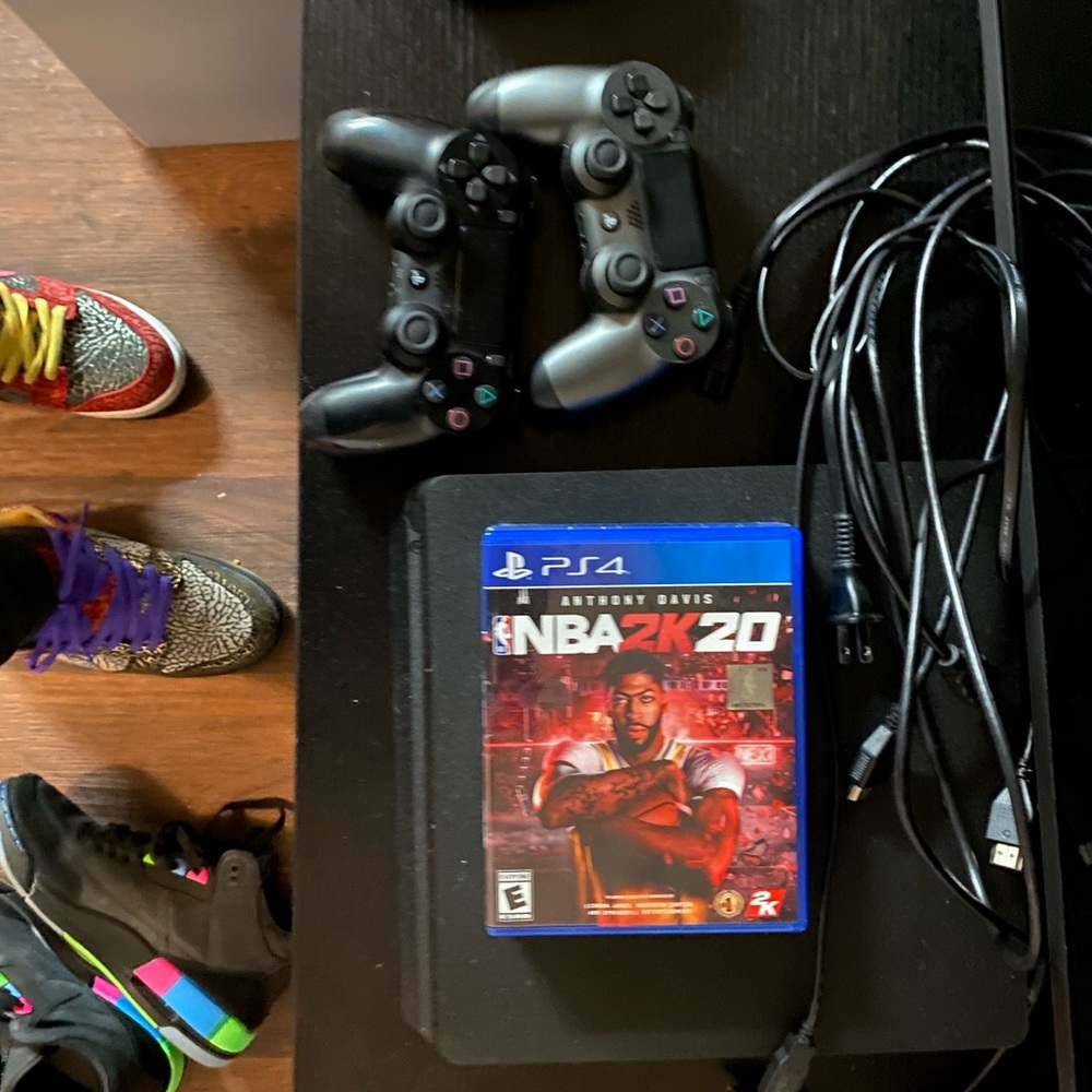 PS4 w/ 2 controllers